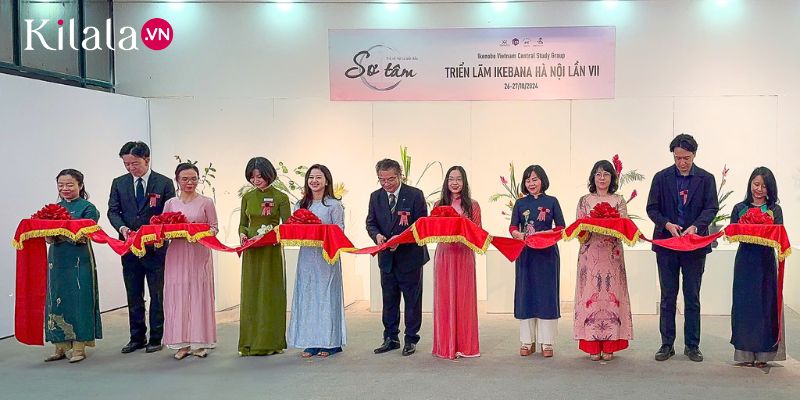 Đại diện các cơ quan tổ chức cắt băng khai mạc sự kiện ikebana1